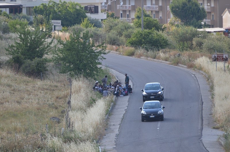 Un gruppo di immigrati a Ottana. Foto di Franco Saba