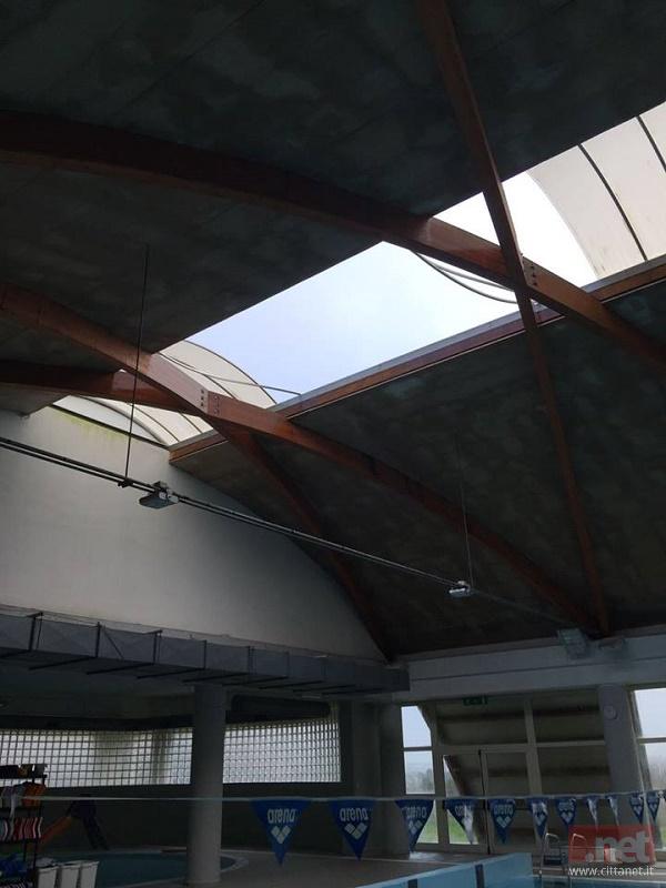 Il tetto dopo la tromba d'aria