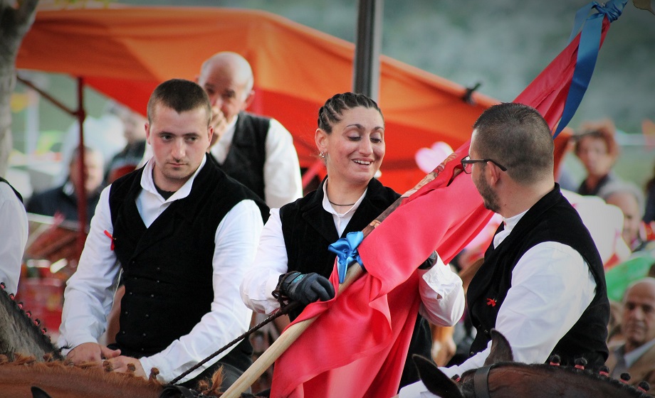 La consegna della Prima Bandiera a Franca Cocco