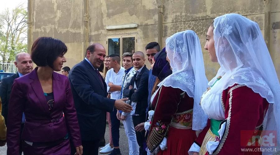 L'ambasciatore egiziano al suo arrivo al Liceo Galilei di Macomer