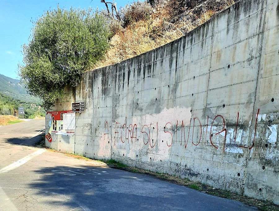 La scritta comparsa nei giorni scorsi a Bolotana